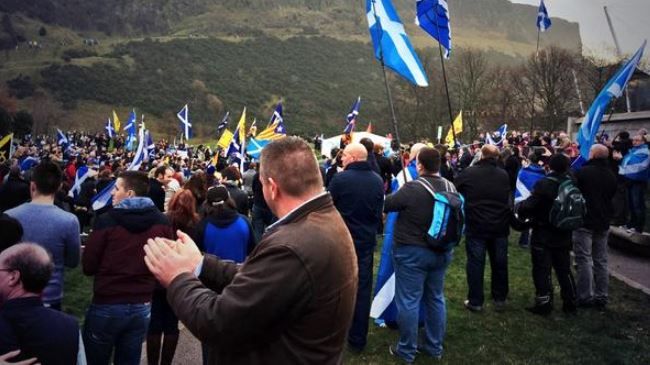 Scots gather in Edinburgh, call for independence