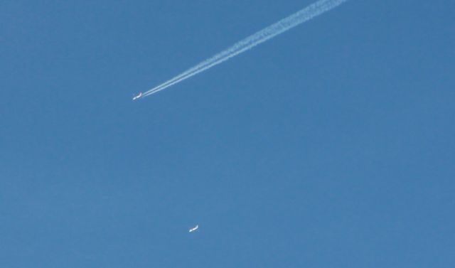 2 jets, one chemtrail