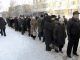 Hundreds in Donetsk forced to queue in the snow to wait for aid packages