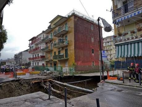 Giant Sinkhole Forces 380 People To Be Evacuated in Naples