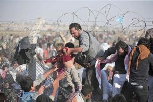  Syrians mass on Turkish border to flee Isis
