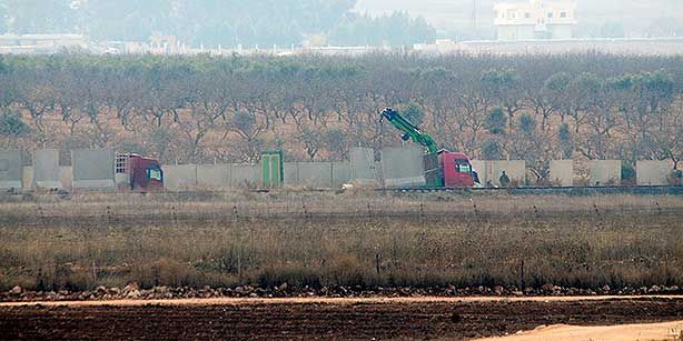Turkey caught building a four meter high wall around the Syrian border