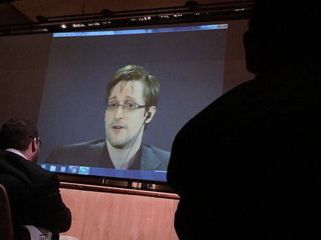 FBI Claim It Can't Unlock 'Killers' iPhone Is 'Bullshit' Says Snowden