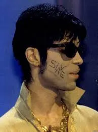 Prince escreveu SLAVE em seu rosto no Grammy em 1996