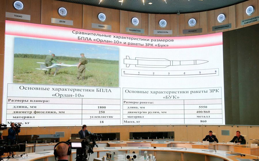 A screen shows the specifications of the "Orlan-10" unmanned aerial vehicle (L) and the "Buk" missile system during a news conference, dedicated to the crash of the Malaysia Airlines Boeing 777 plane operating flight MH17, in Moscow, Russia, September 26, 2016. © Maxim Zmeyev / Reuters 