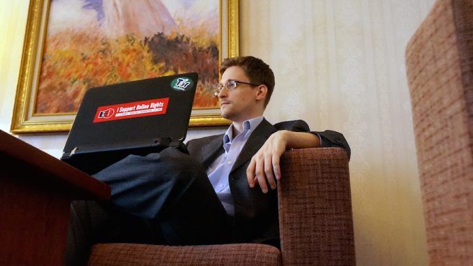 Edward Snowden demonstrated to his Twitter followers how easy it is to commit election fraud by hacking voting machines used in several crucial swing states.