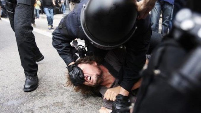 US court rules that citizens can fight back against police brutality