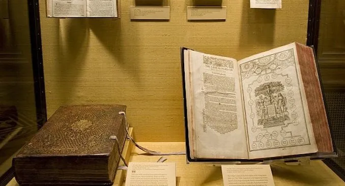 Ett tidigt utkast till King James Bible har hittats vid University of Cambridge och experter hävdar att det bevisar att Bibeln är &quot;fiktion&quot;.