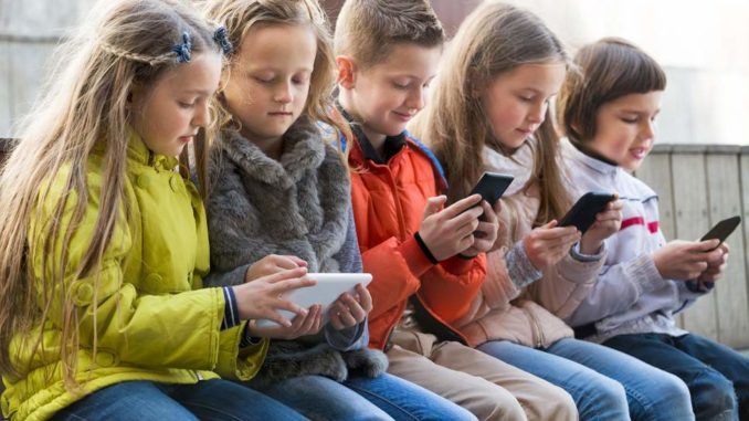 France bans cell phones from school