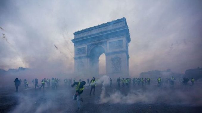 ‘Everybody Feels Human Again…We Are the French People’ plus more Macron-deploys-cops-678x381