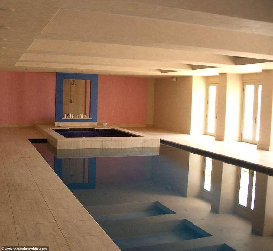 Het grote overdekte badgedeelte heeft een extra groot zwembad, een bubbelbad en een ingelijste douche erachter