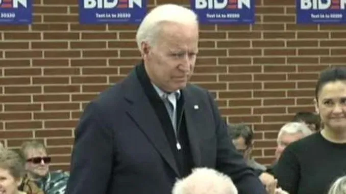 Protestor noemt Joe Biden een pervert tijdens campagnevergadering
