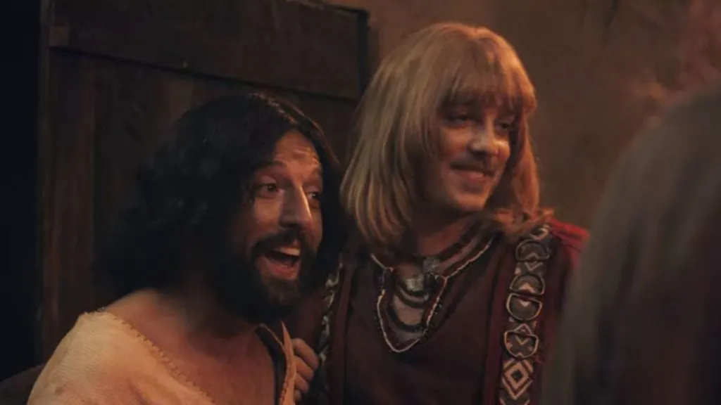 Jezus neemt Orlando mee om zijn familie in de komedie te ontmoeten.  Pic: Netflix