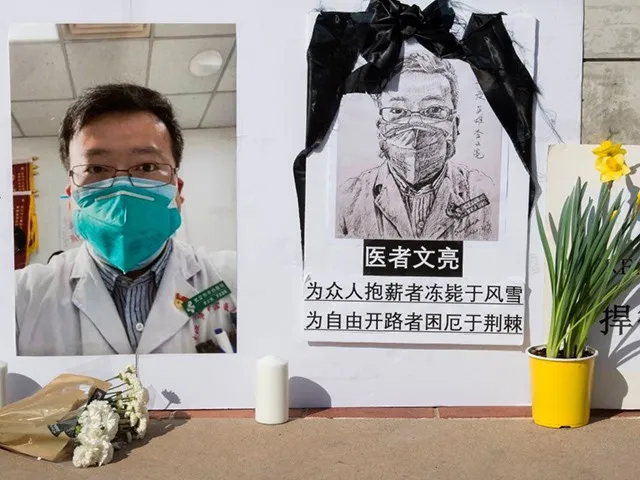 Um memorial para o Dr. Li Wenliang, que foi o denunciante do Coronavírus, Covid-19, que se originou em Wuhan, China, e causou a morte do médico naquela cidade, é retratado do lado de fora do campus da UCLA em Westwood, Califórnia, em 15 de fevereiro , 2020. (MARK RALSTON/AFP via Getty Images)
