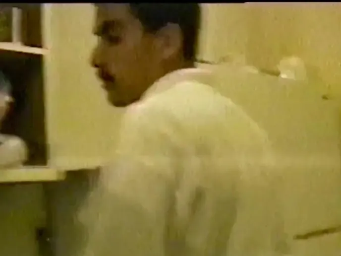 Este vídeo ainda mostra Khalid al-Mihdhar, um dos sequestradores do 11 de setembro, na cozinha de um apartamento alugado para ele por Bayoumi. 