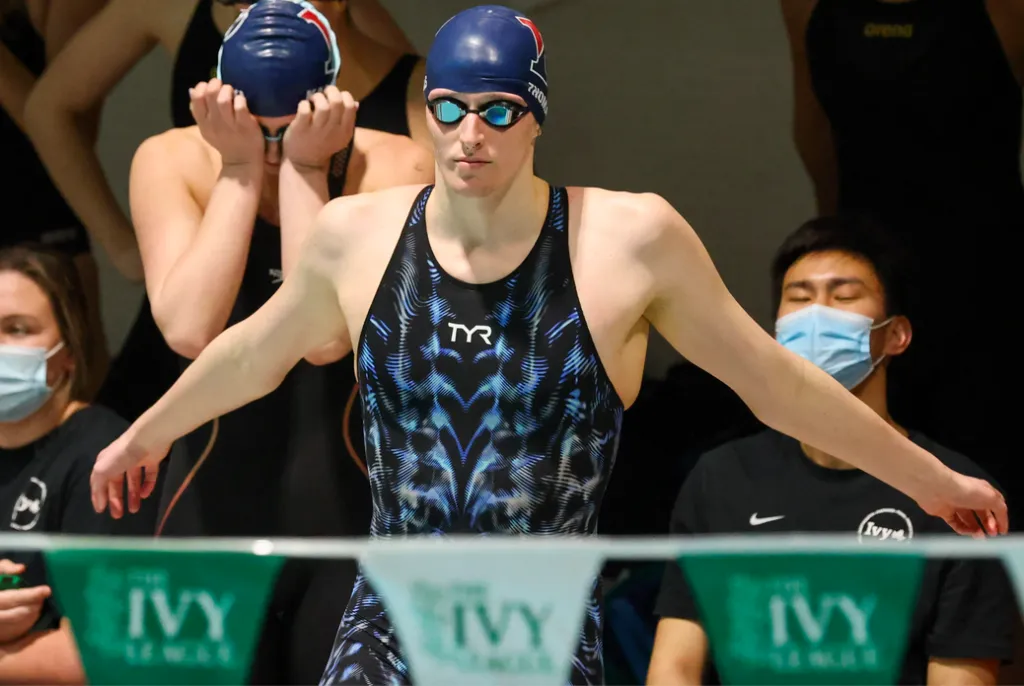 Lia Thomas foi proibida de competir contra mulheres biológicas em competições internacionais de natação