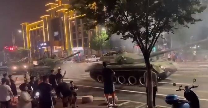 China setzt Panzer ein, um Banken vor Demonstranten zu schützen, die ihr Geld fordern